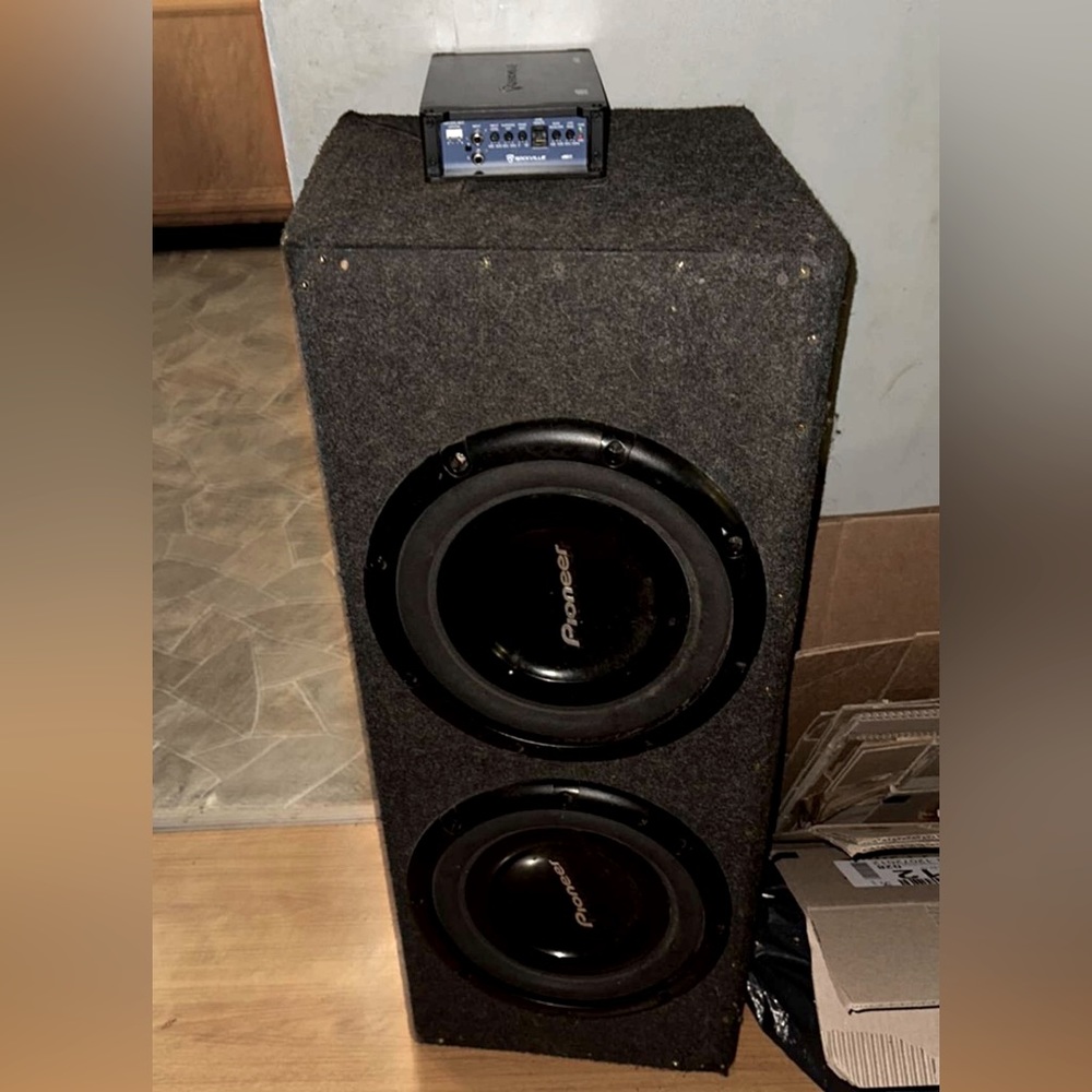 Car system 2 Panasonic 12 inch sub woofers & 1000 Watt Rockville amp & cords